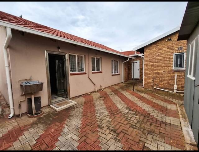 2 BEDROOM FREEHOLD FOR SALE IN EVATON WEST